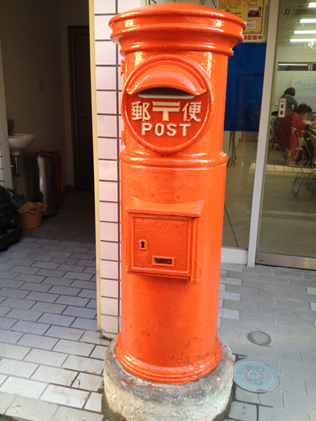 通りに戻ってきた丸型郵便ポスト