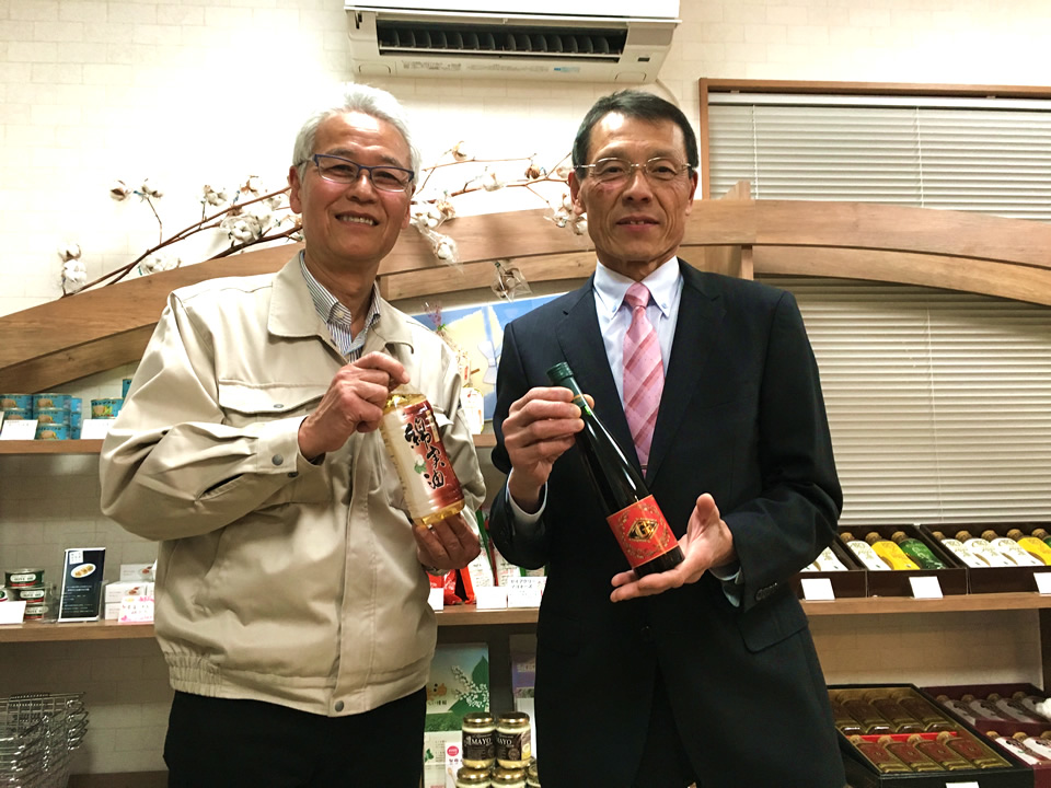 天ぷらワインを手に岡村社長と高井社長