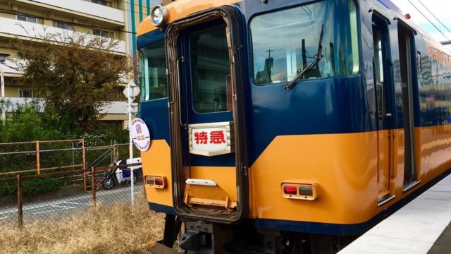 近鉄道明寺線を特急車両が走行