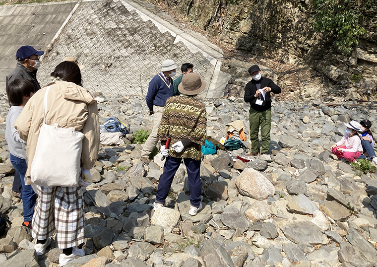 大和川で見つけた！亀の瀬ならではの石や地形を発見