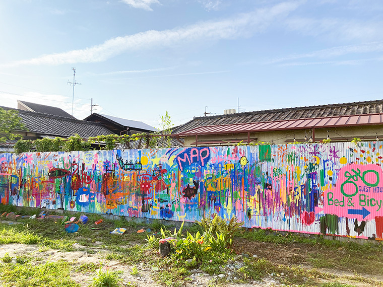 壁いっぱいの絵が完成。子どもたちが描いた作品が「かしわら芸術祭」へ