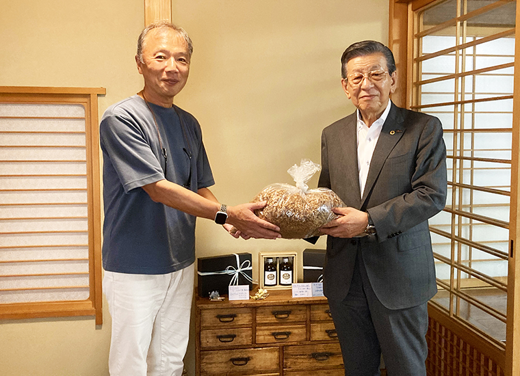 柏原焙煎所店主の辰巳士朗さんと株式会社九櫻の三浦正彦社長