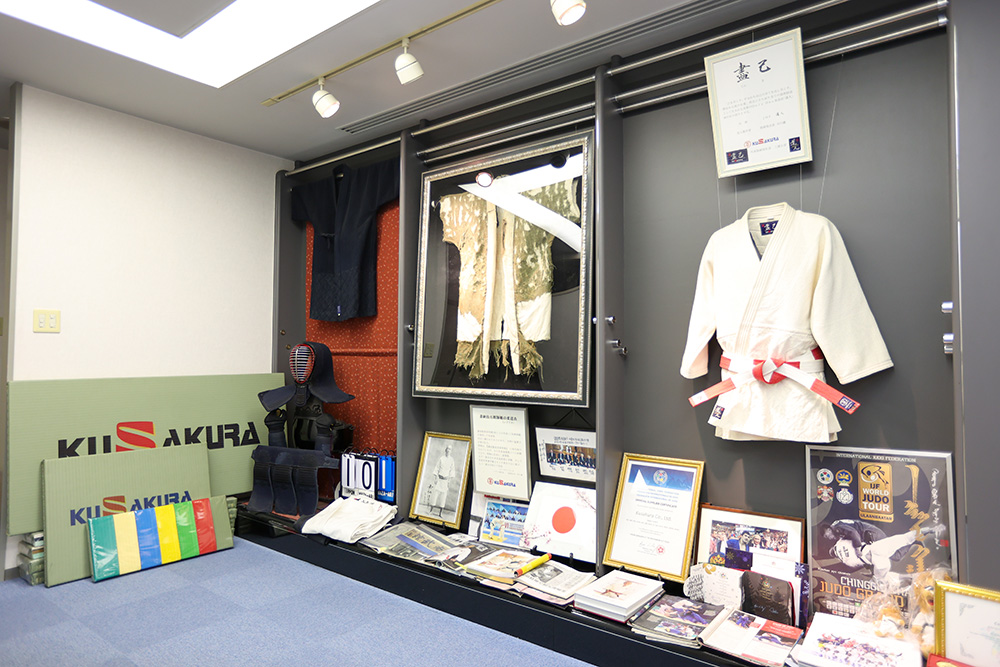 株式会社九櫻本社には、講道館柔道創始者嘉納治五郎の柔道衣を再現・展示