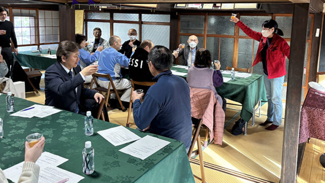 デラウェア収穫振り返り会でジュースの乾杯