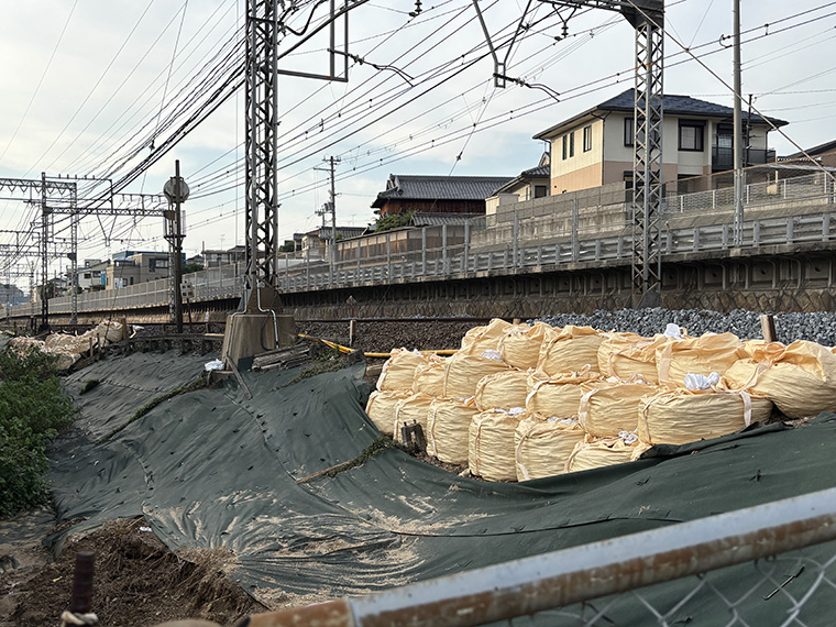 近鉄大阪線不通の原因となった旭ヶ丘の線路付近